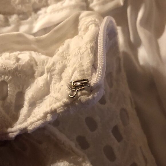 Vera Wang "Simply Vera Vera Wang" White Cotton Eyelet Shorts; Small; Pre-Owned - Picture 6 of 13